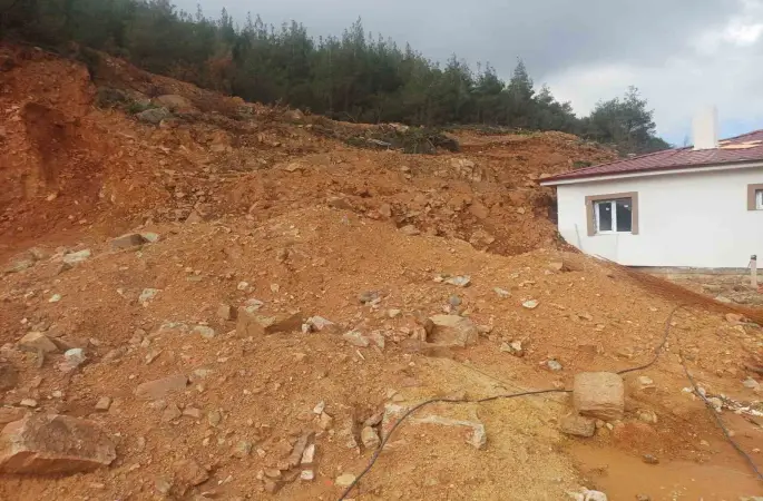 Osmaniye’de yağış sonrası heyelan: Bazı evlerin çevresinde çatlaklar oluştu
