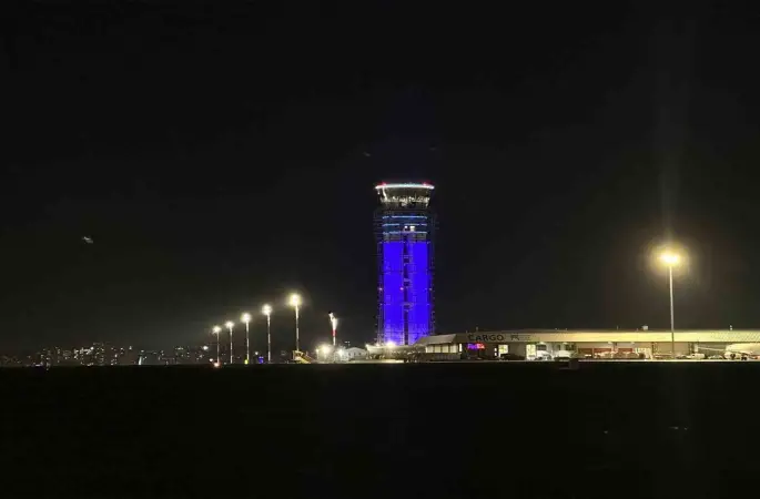 Otizm Farkındalık Günü’nde Sabiha Gökçen Havalimanı kulesi maviye büründü
