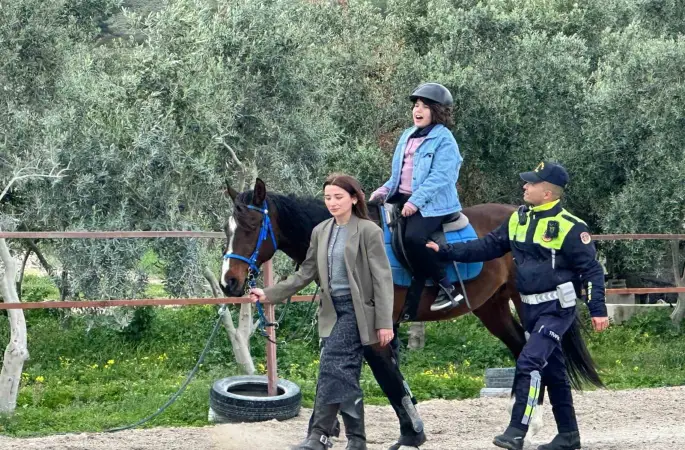 Otizmli çocuklara atla terapi desteği
