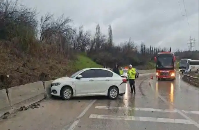 Otobanda zincirleme kaza: 4 araç birbirine girdi
