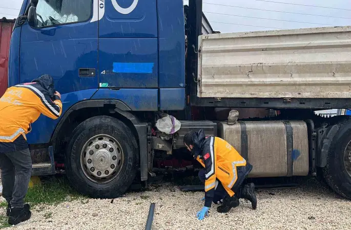 Otobüsle çarpışan tır, barakaya daldı: Ekipler ve vatandaşlar dakikalarca olay yerinde yaralı aradı

