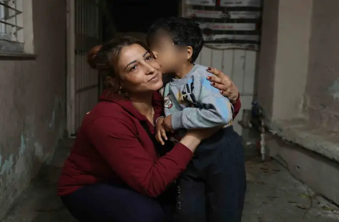 Otogarda söyledikleriyle yürekleri dağlayan çocuk ve ailesi, yeni evlerine kavuştu
