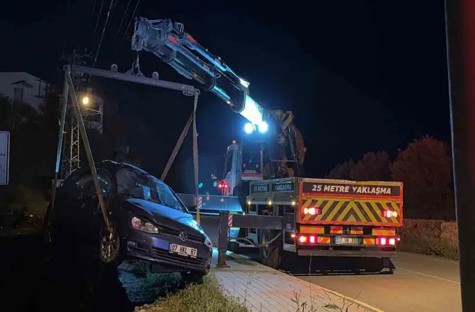 Otomobil 7 metre yükseklikten yuvarlandı, sürücü burnu kanamadan araçtan çıktı
