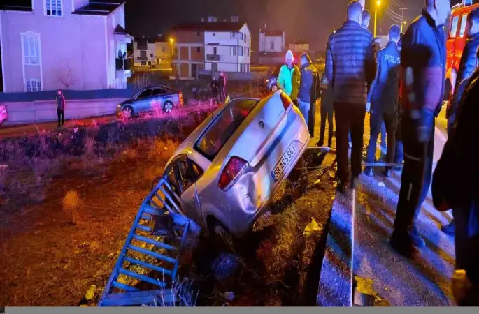 Otomobil bariyere çarptı: 1’i ağır, 2 kişi yaralandı
