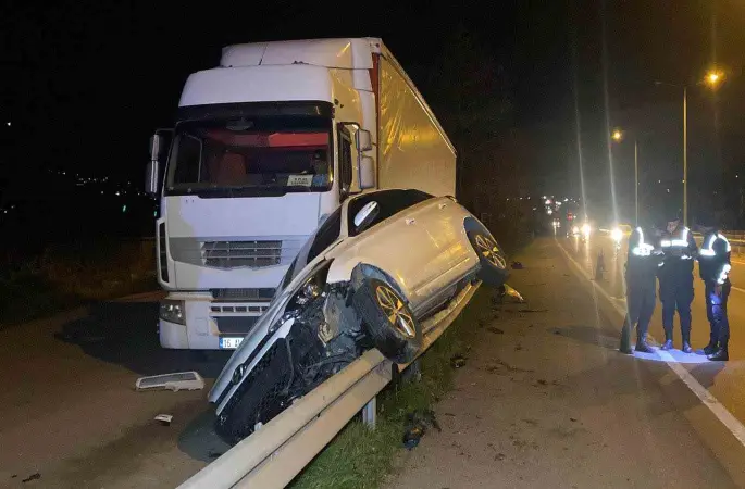 Otomobil bariyerlerde 15 metre sürüklenerek tıra çarptı: 4 yaralı
