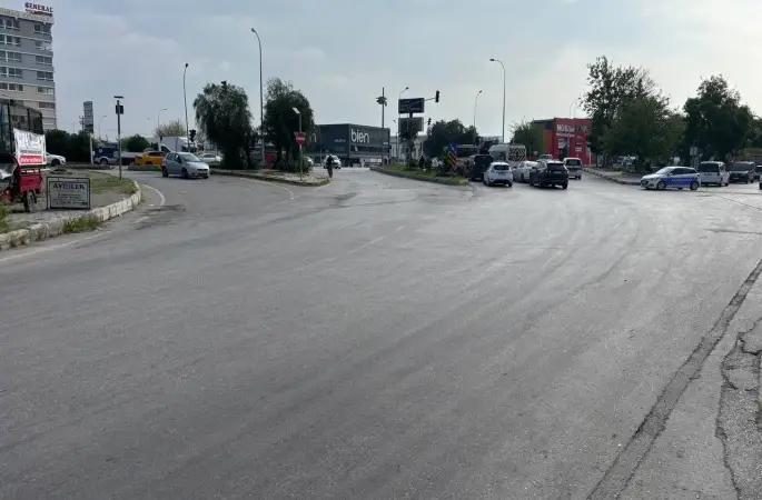 Otomobil çarptı, elektrikli bisiklet ikiye bölündü: Sürücü havada takla attı
