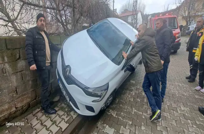 Otomobil duvara çarptı: 2 yaralı
