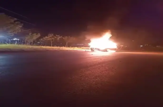 Otomobil gece yarısı alevlere teslim oldu, kullanılamaz hale geldi
