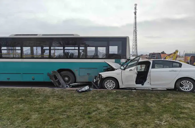 Otomobil halk otobüsüne çarptı, maddi hasar oluştu
