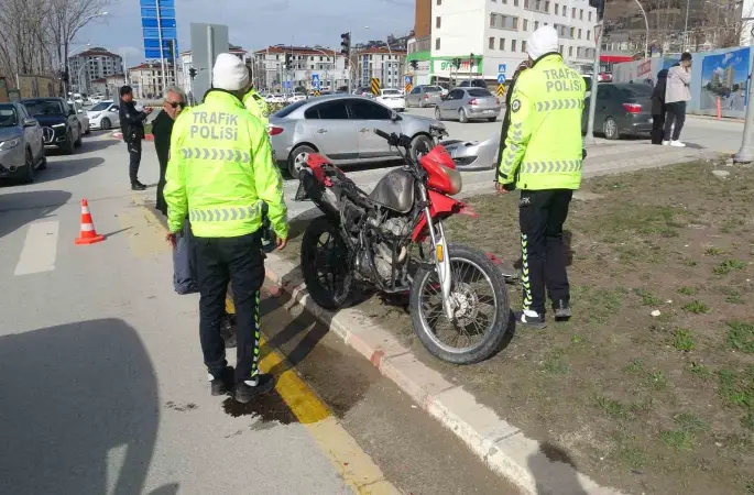 Otomobil ile çarpışan motosiklet sürücüsü kaçtı: 1 yaralı
