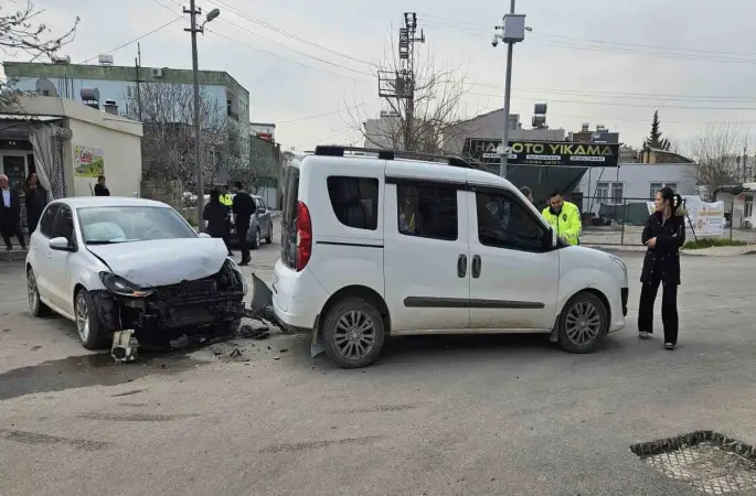 Otomobil ile hafif ticari araç çarpıştı: 1 yaralı
