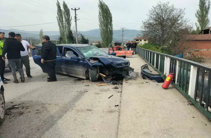 Otomobil ile traktör çarpıştı: 3 yaralı
