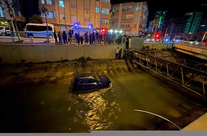 Otomobil kanala uçtu, facia ucuz atlatıldı
