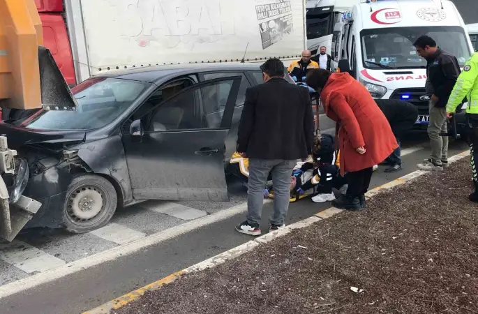 Otomobil, kırmızı ışıkta bekleyen tıra çarptı: 1 yaralı

