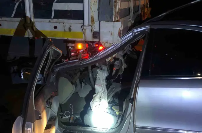 Otomobil park halindeki tıra çarptı, köy muhtarı ağır yaralandı
