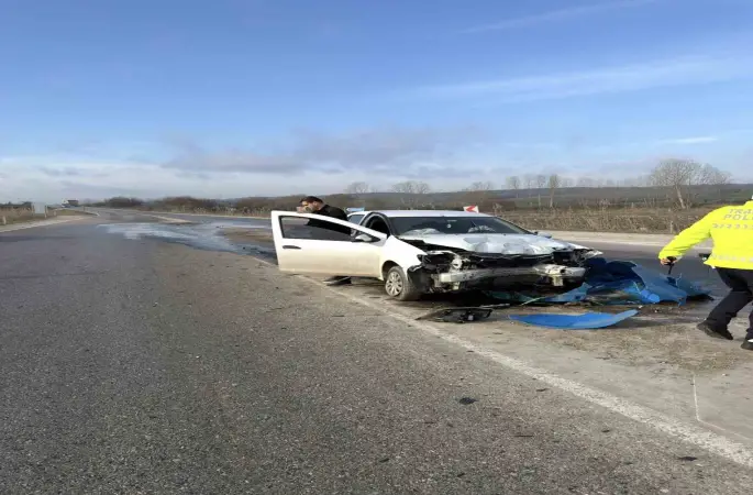 Otomobil refüj başı yön tabelasına çarptı
