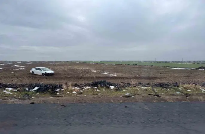 Otomobil tarlaya yuvarlandı, sürücü kazayı yara almadan atlattı
