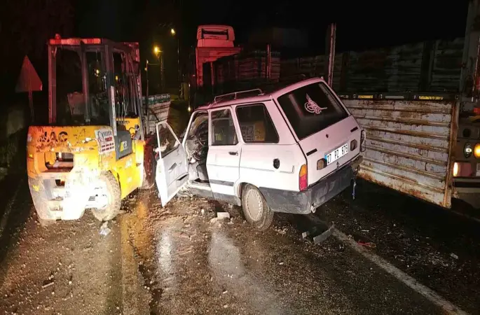 Otomobil, yük indiren forklifte çarptı: 4 yaralı
