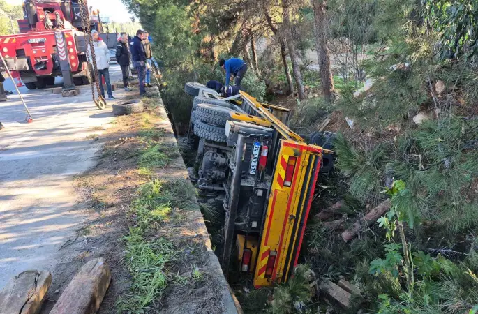 Otomobile çarpıp şarampole devrildi: 1 yaralı
