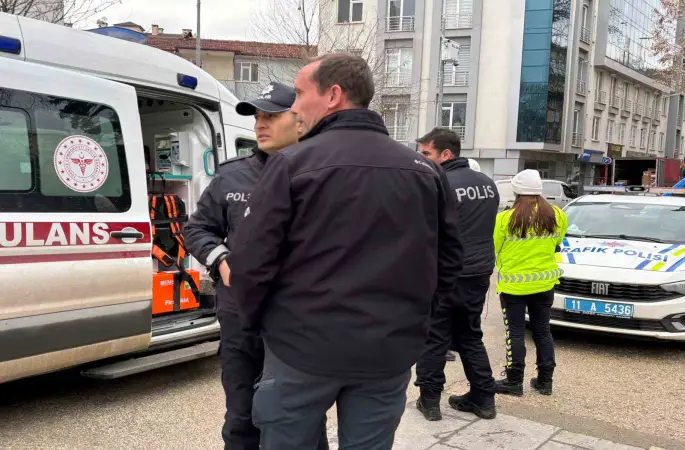 Otomobile çarpmamak için ani fren yapan motosikletli yaralandı
