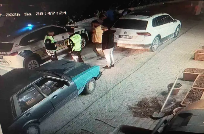 Otomobilin açılan kapısına çarpan elektrikli bisiklet sürücüsü metrelerce savurdu
