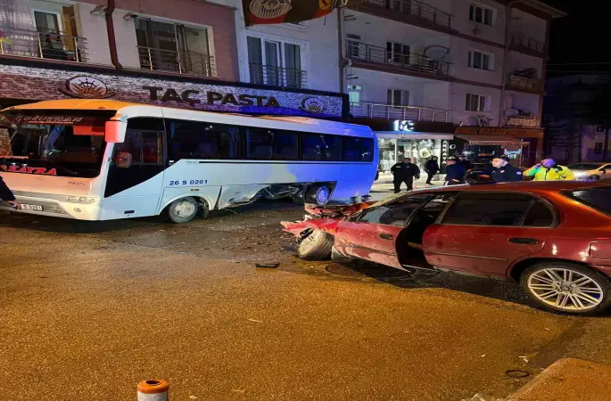 Otomobilin minibüse yandan çarptığı kazada 1 kişi yaralandı
