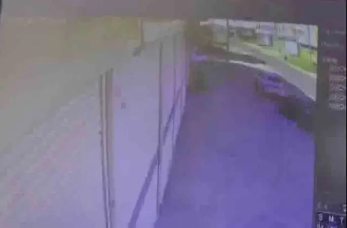 Otomobilin park halindeki aracı biçtiği kaza güvenlik kamerasında
