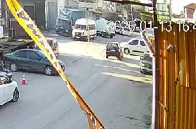 Otomobille çarpışan hafif ticari araç devrildi
