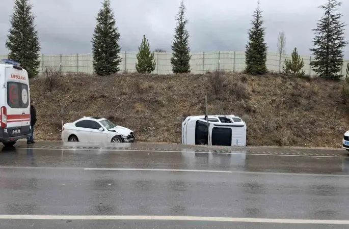 Otomobille hafif ticari aracın çarpıştığı kazada 6 kişi yaralandı
