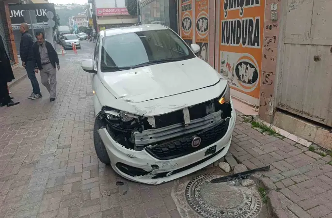 Otomobille motosikletin çarpışma anı kamerada: 1 yaralı
