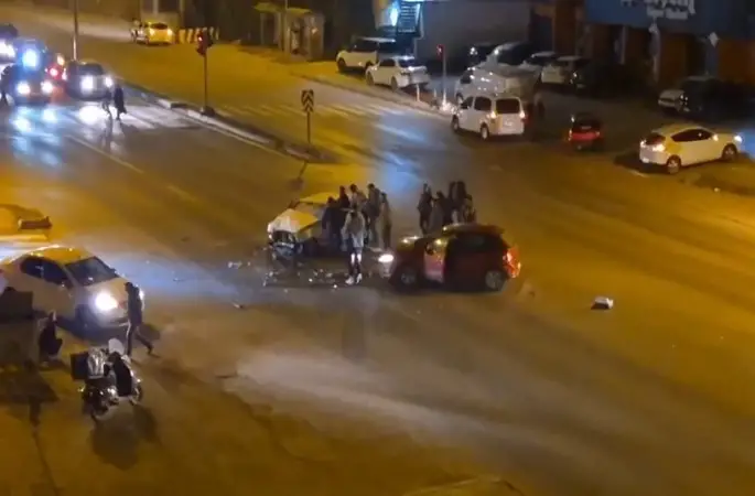 Otomobiller kafa kafaya çarpıştı; 2 yaralı
