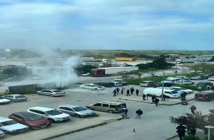 Otoparktaki otomobil, alev topuna döndü
