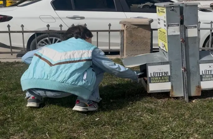 Özel öğrencilerden sokak hayvanlarına mama desteği
