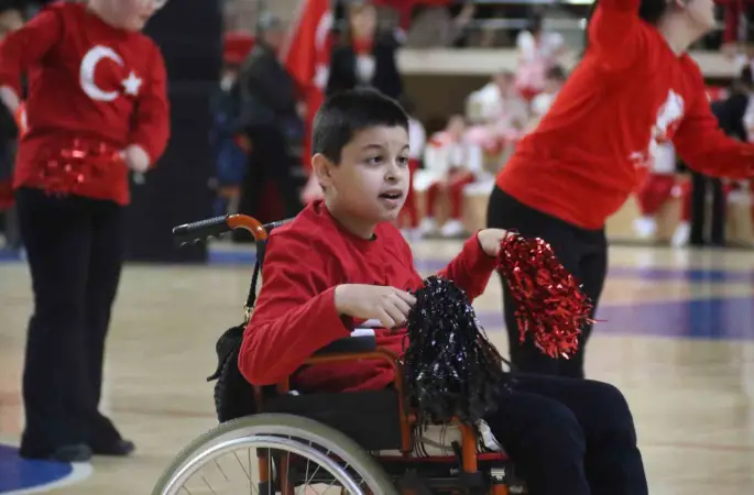‘Özel’ torununu sahne kenarında yönlendiren anneannenin heyecanı dikkat çekti
