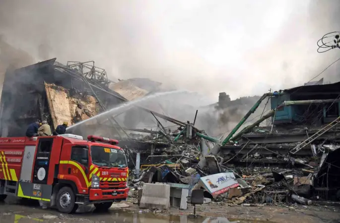 Pakistan’da AVM yangınında can pazarı: Alevlerden kaçarken metrelerce yüksekten yere çakıldı
