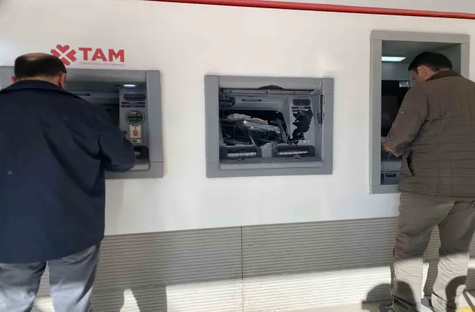 Para çekemediği ATM’yi balyozla parçaladı
