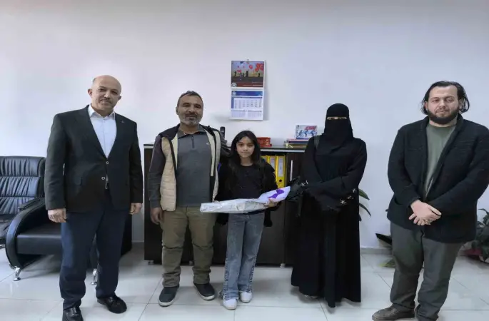 Para dolu çantayı polise teslim eden Suriyeli Rahaf davranışıyla takdir topladı
