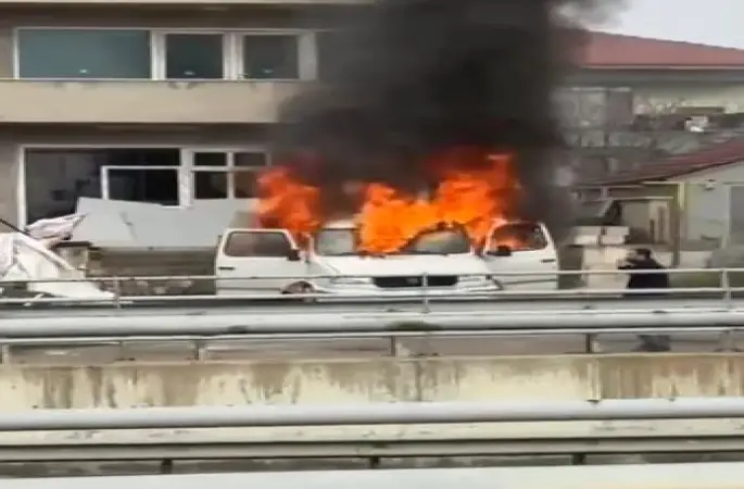 Park halindeki araç alev alev yandı
