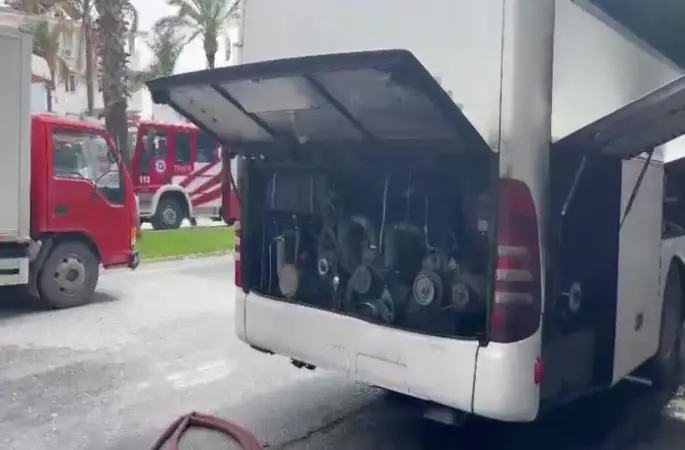Park halindeki otobüsün motor bölümünde yangın çıktı
