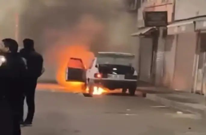 Park halindeki otomobil alev alev yandı
