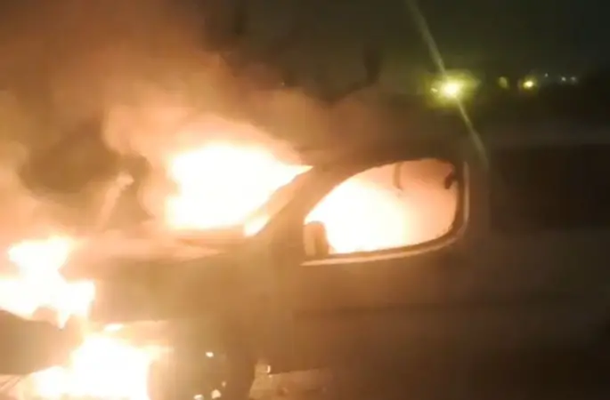 Park halindeki otomobil alev alev yandı
