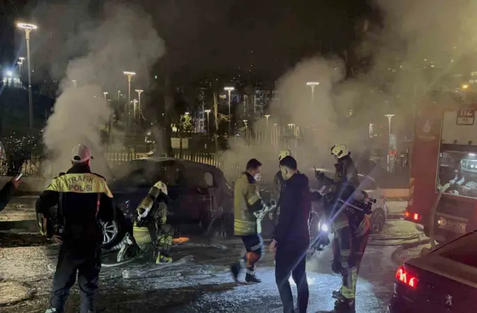 Park halindeki otomobilde yangın çıktı, alevler başka araca sıçradı
