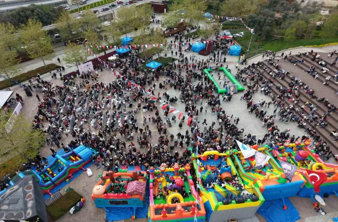 Pendik’te 23 Nisan coşkusunun yaşandığı çocuk şenliği havadan görüntülendi
