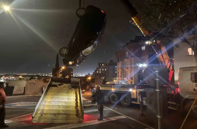 Pendik’te otomobil apartman bahçesine uçtu: 2 yaralı
