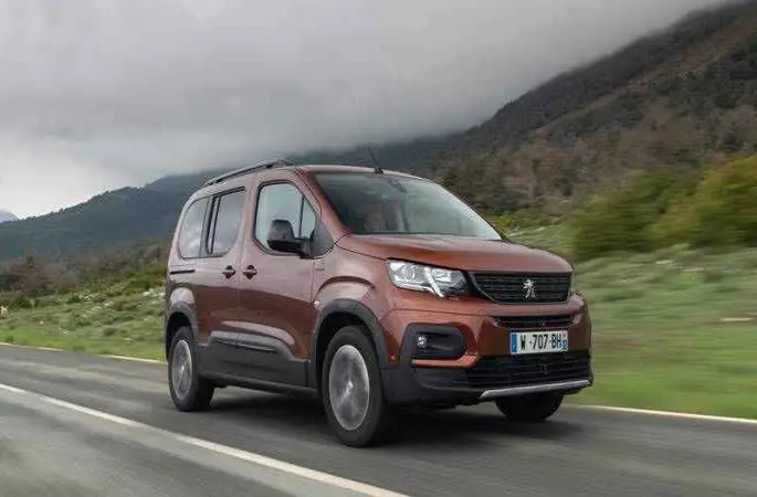 Yeni PEUGEOT E-3008’in ilk görselleri yayınlandı