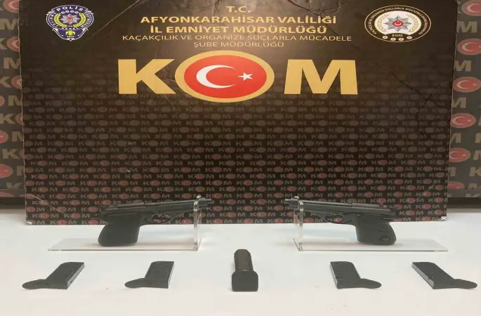 Polis 2 ruhsatsız tabanca ele geçirdi
