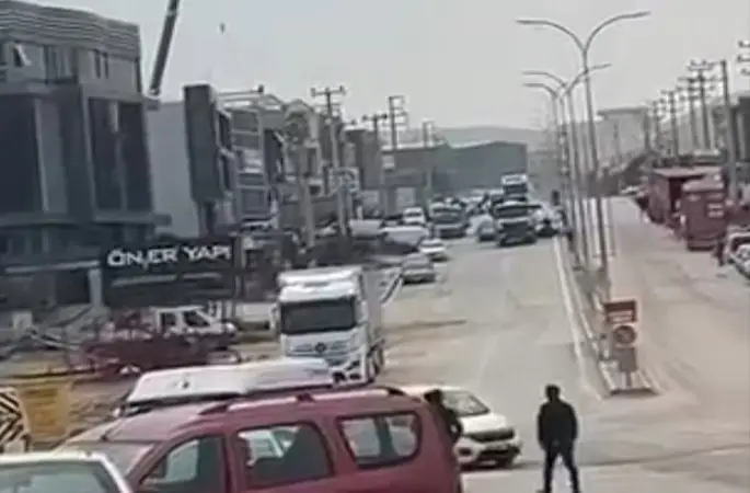 Polis kovalamacasında film gibi anlar: Şüpheli araç kamyon şoförünün hamlesiyle durduruldu
