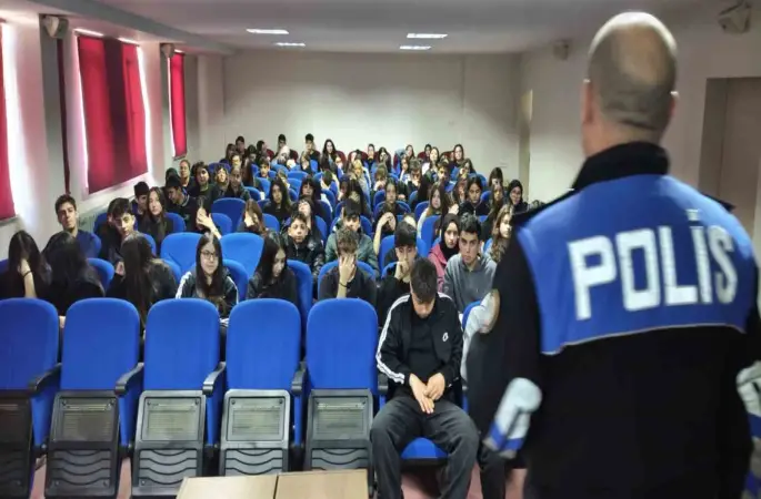 Polisin lise öğrencilerine yönelik eğitimleri devam ediyor
