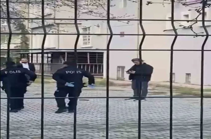 Polisten kaçan şahıs, tabancasını okul bahçesine attı
