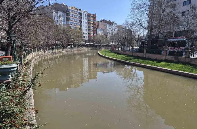 Porsuk Çayı kahverengine büründü
